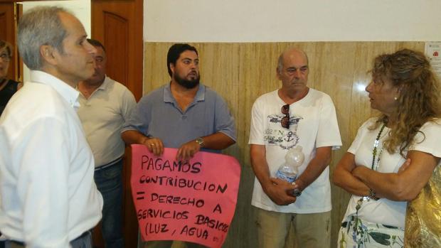 Un grupo de parcelistas corta el Pleno del Ayuntamiento de Córdoba para exigir servicios