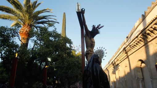 El Señor de la Caridad, en el Patio de los Naranjos