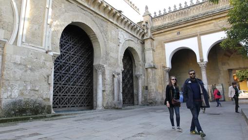 Celosía que se quiere convertir en puerta para las cofradías