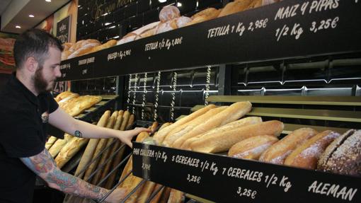 El encargado de Granier coloca las barras en los estantes