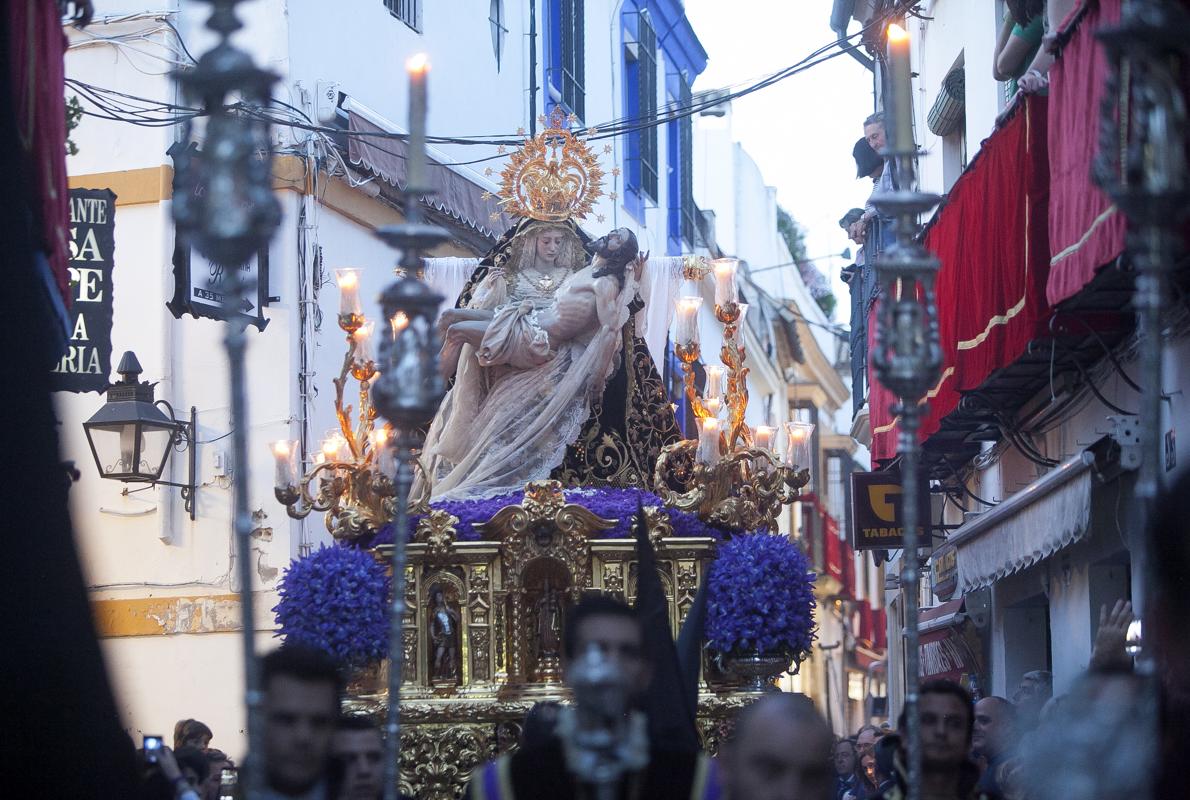 La Virgen de las Angustias a su paso por Deanes en 2015