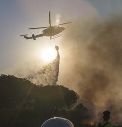 Un helicóptero vierte agua