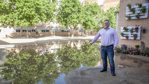 El presidente del AMPA muestra el patio del colegio Europa inundado