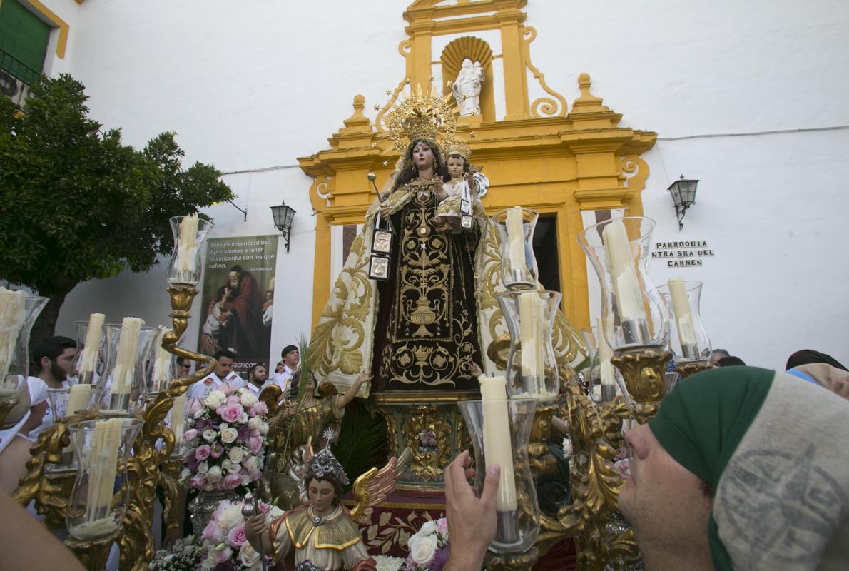 La Virgen del Carmen de Puerta Nueva durante su procesión de ayer