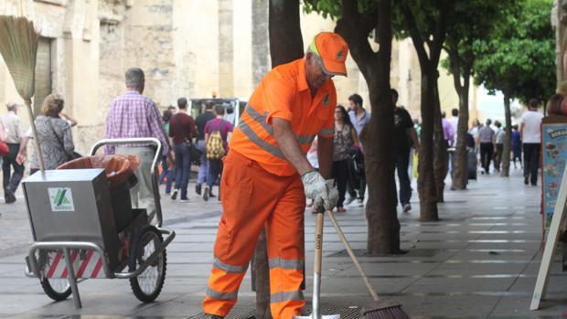 Un trabajador de Sadeco en el entorno de la Mezquita