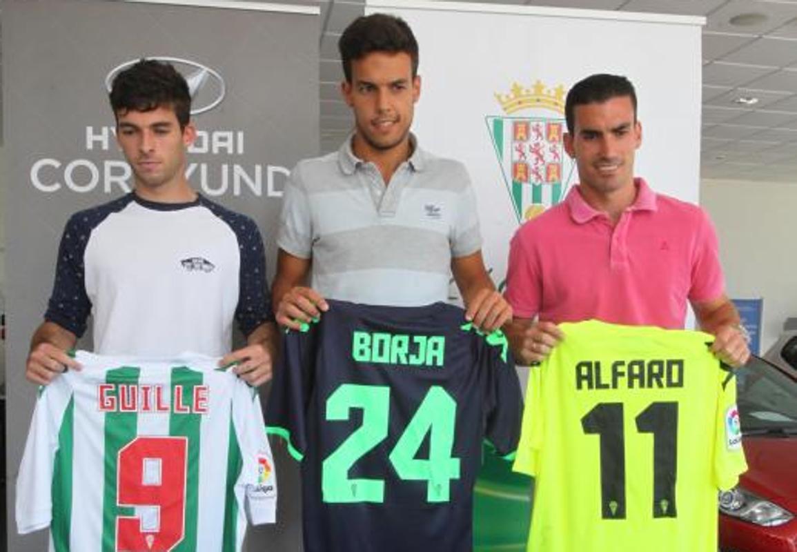 Domínguez. Donoso y Alfaro posan con las camisetas