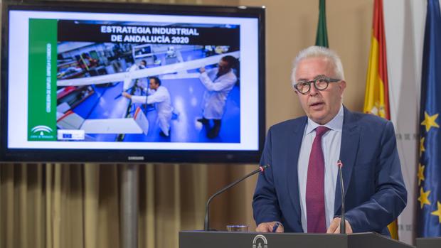 El consejero de Empleo, José Sánchez Maldonado, presentando la Estrategia Industrial de Andalucía 2020,