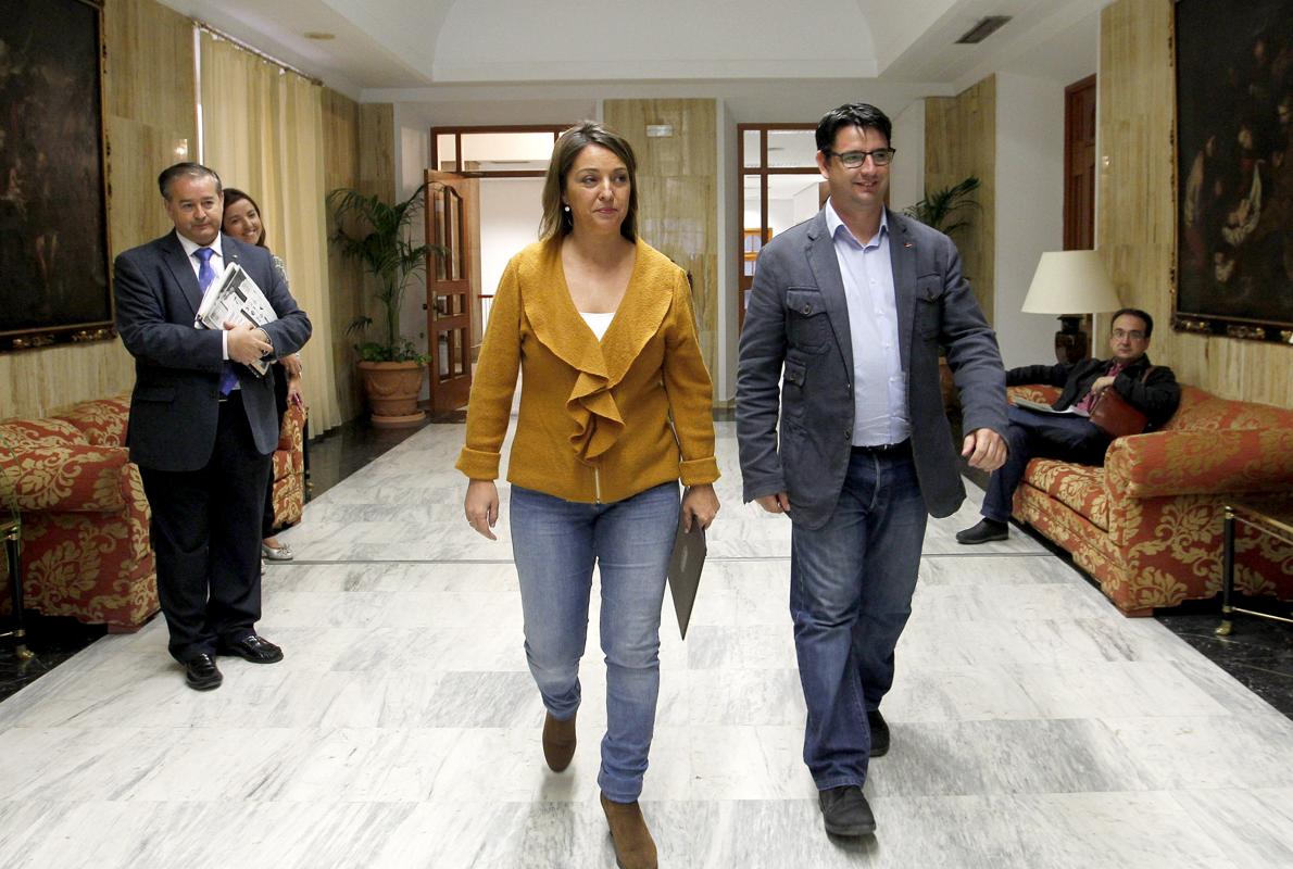 Isabel Ambrosio y Pedro García, en el Ayuntamiento de Córdoba