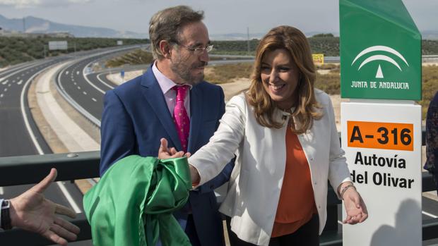 La presidenta andaluza, Susana Díaz, junto al consejero de Fomento, Felipe López, en la Autovía del Olivar