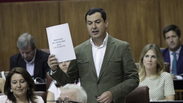 Juanma Moreno, durante la sesión de control