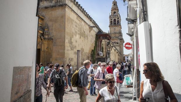 Turistas en la calle Encarnación junto a la Mezquita-Catedral