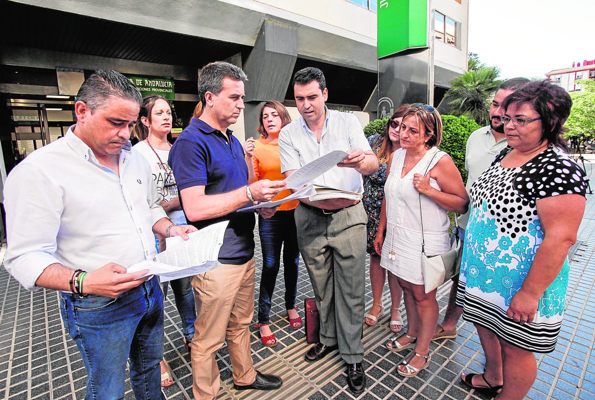 Protesta de padres por el cierre de unidades en dos colegios de Fuente Palmera