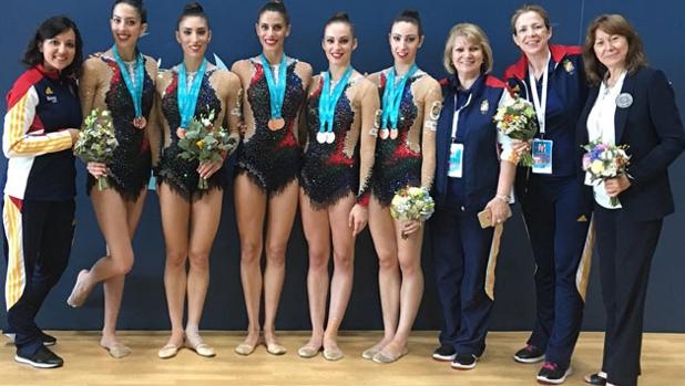 El equipo español luce las dos medallas obtenidas en Bakú