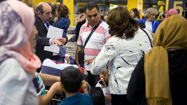 Algunos refugiados sirios ras su llegada al aeropuerto de Madrid