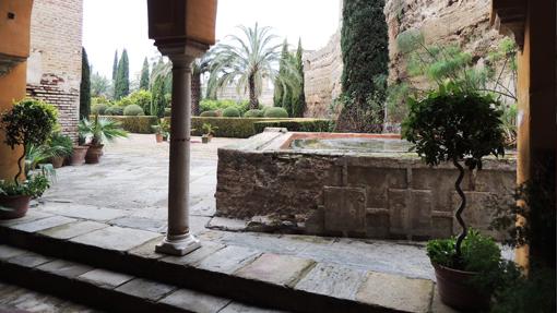 Una de las fuentes que adornan los patios del palacio