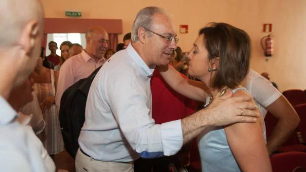 Juan Pablo Durán saluda a Isabel Ambrosio durante el congreso