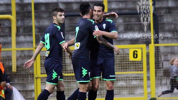 Jugadores del Córdoba celebran uno de los goles, ayer, ante el Liersen