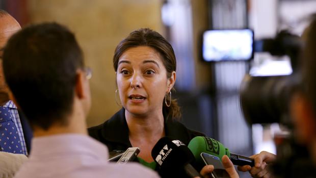 La alcaldesa, Isabel Ambrosio, atendiendo a los medios