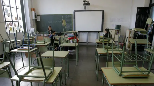 Profesores y alumnos en una aula de un colegio de Córdoba