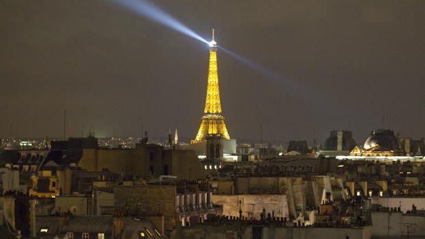 Torre Eiffel de París iluminada en el anochecer de París