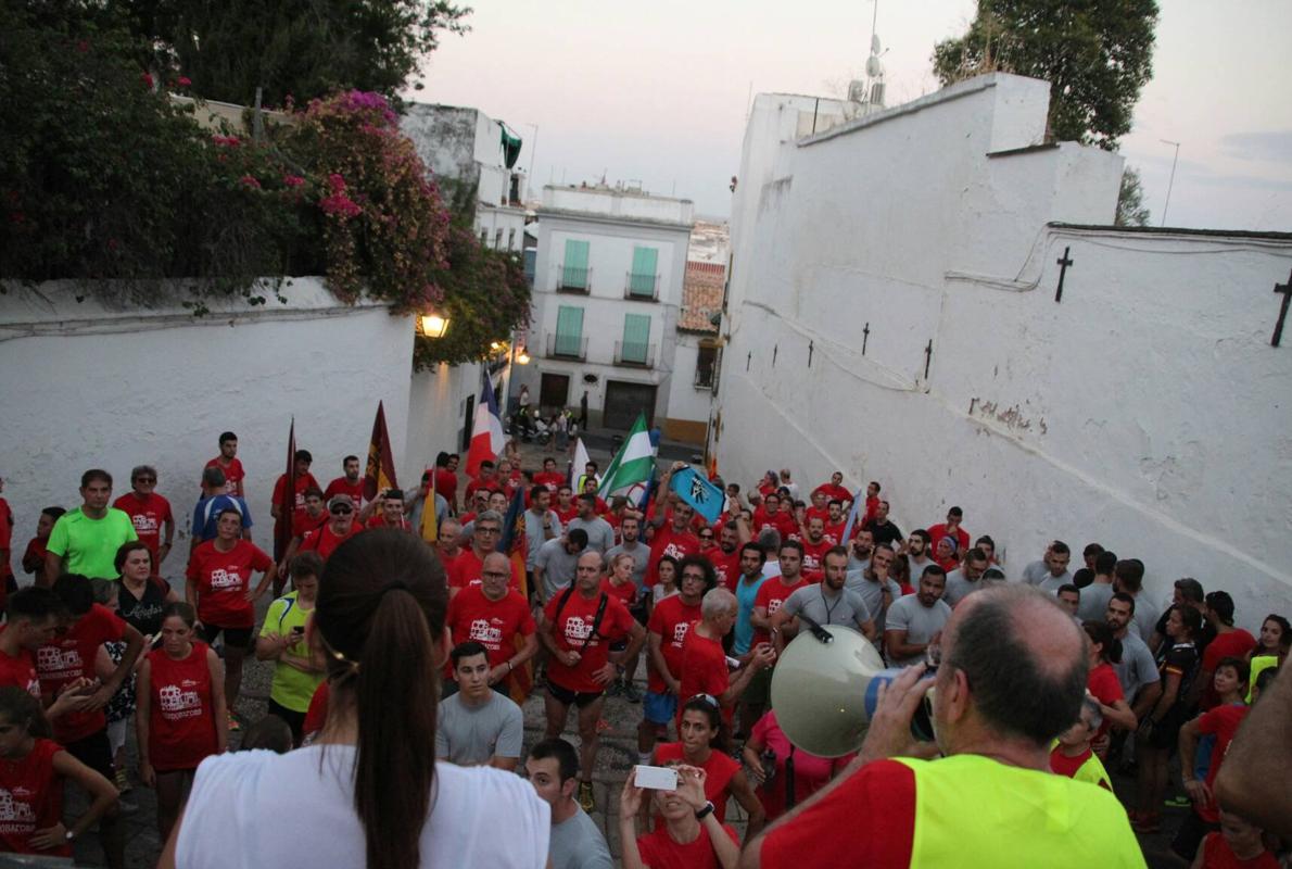 Los corredores, arropados por los cordobeses antes de su salida