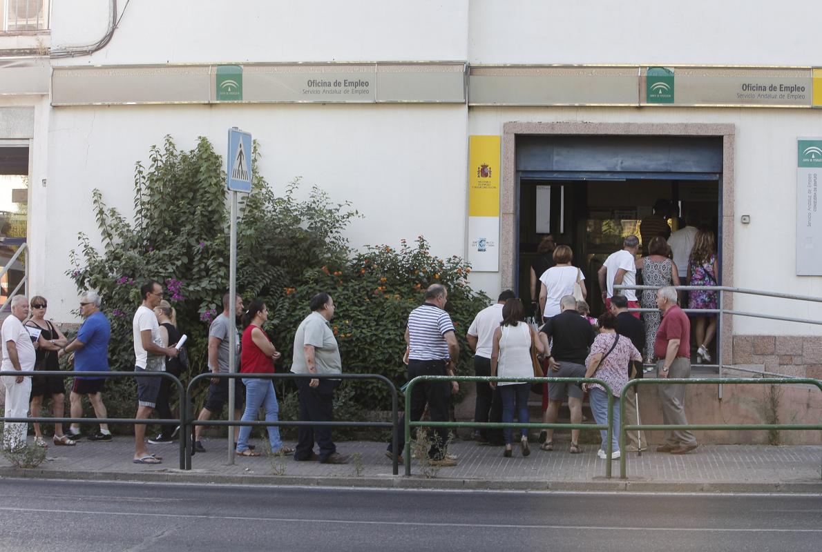 Colas en la Oficina de Empleo del Campo de la Verdad, en Córdoba, ayer por la mañana