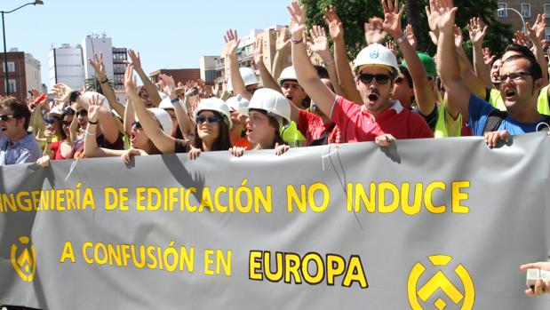 Estudiantes de Ingeniería de la Edificación protestando contra el cambio de nombre