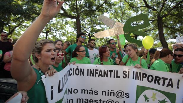 La concentración ha contado con la presencia de docentes e interinos