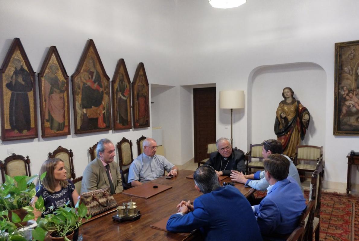 Miembros de la Agrupación reunidos con Demetrio Fernández