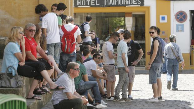 Turistas junto a la Mezquita, en el último Mayo Festivo