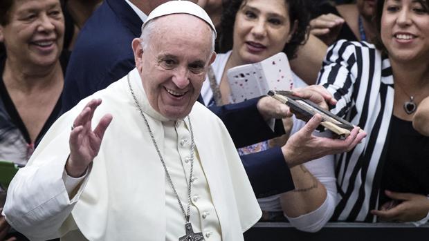 El Papa, a su llegada a una de sus audiencias semanales