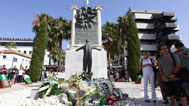 La estatua y el monolito en homenaje a Blas Infante