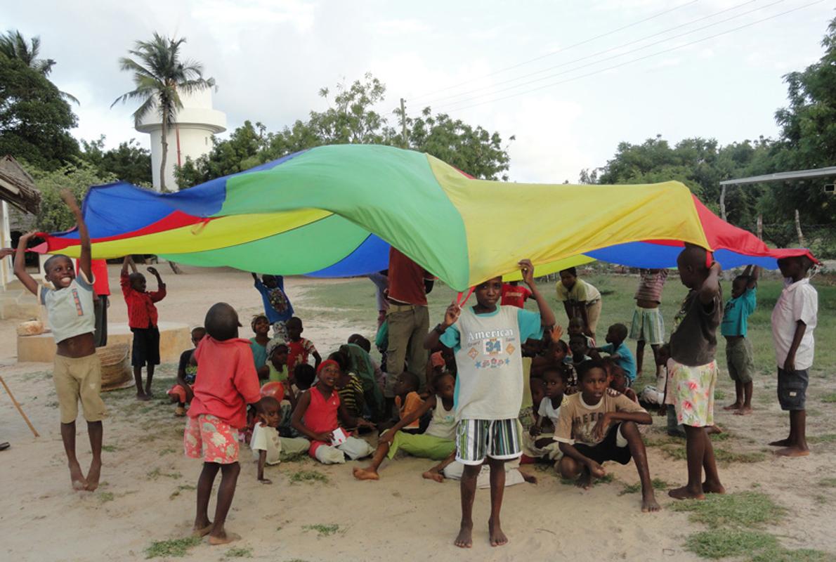 Niños jugando en el hospital de la ONG Anidan en Lamu (Kenia)