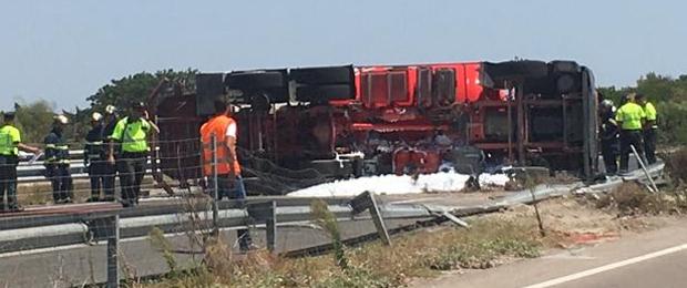 El camión cisterna volcado en la autopista de peaje AP-4, a la altura de Puerto Real