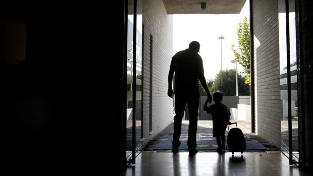 Un padre junto a su hijo en el primer día de guardería