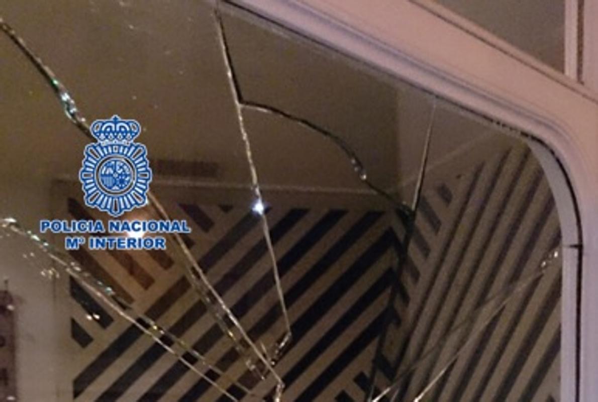 Detalle del cristal que rompió en un bar de Poniente el joven que luego fue detenido