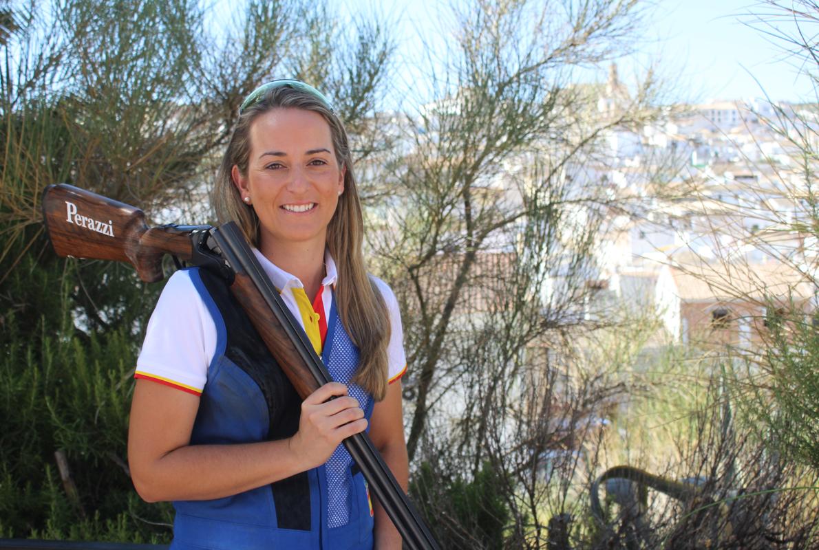 Fátima Gálvez posa con una escopeta, con Baena al fondo