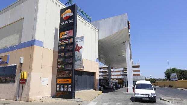 Gasolinera ubicada junto al Centro Comercial El Arcángel