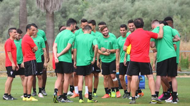 La plantilla del Córdoba CF, en un entrenamiento