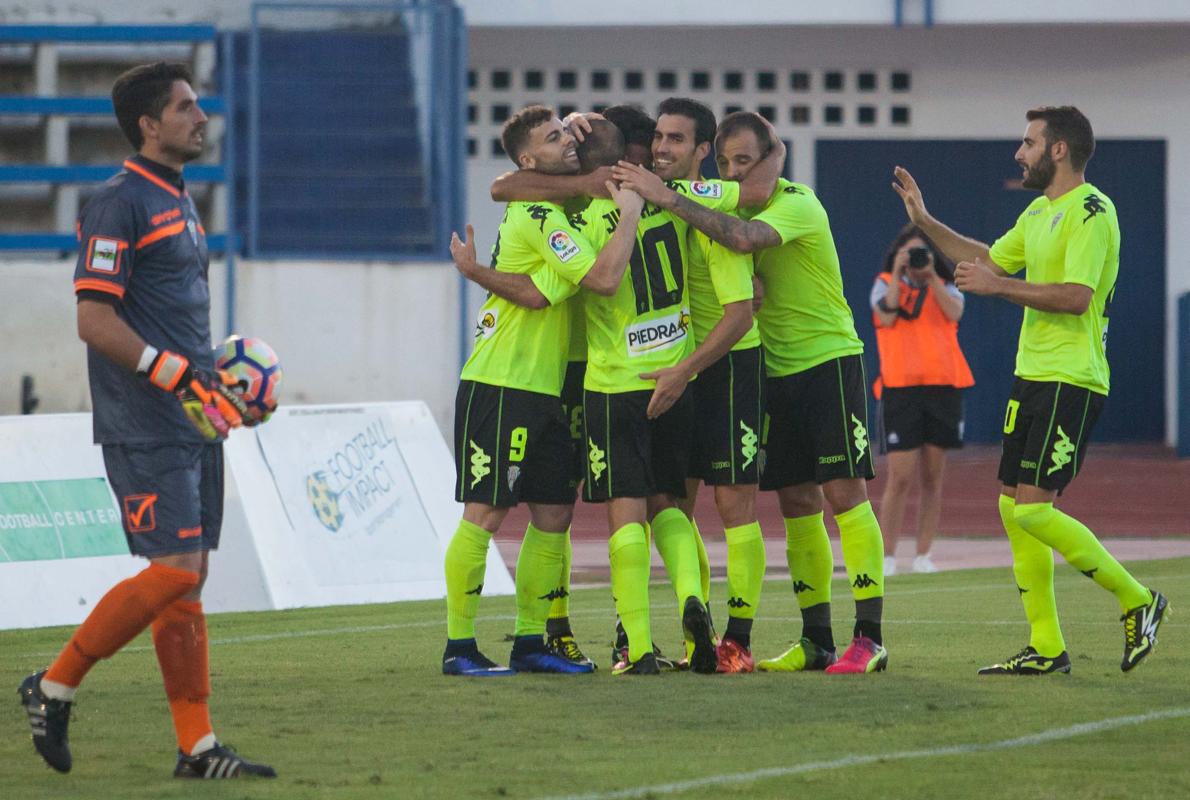 Los jugadores del Córdoba celebran un gol