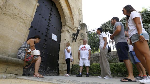 Durante la mañana se han concentrado distintos grupos de personas que querían visitar el monumento