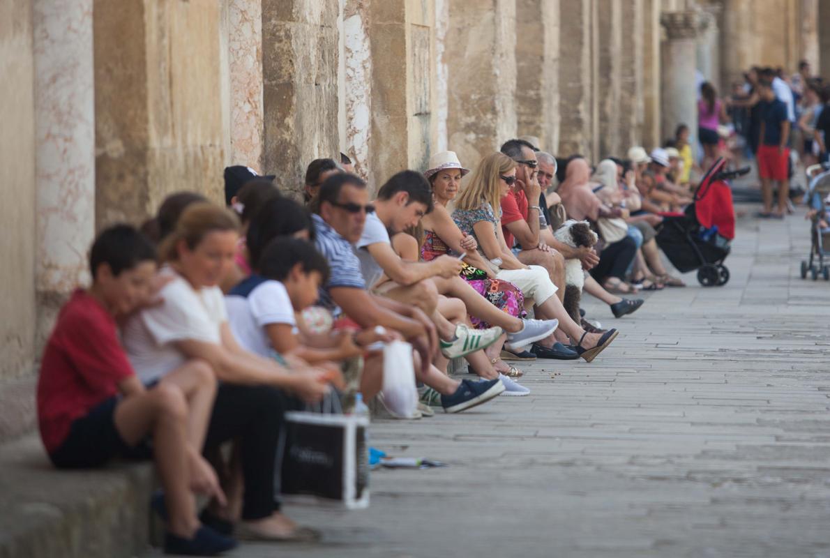 Turistas descansando en el Patio de los Naranjos de la Mezquita-Catedral