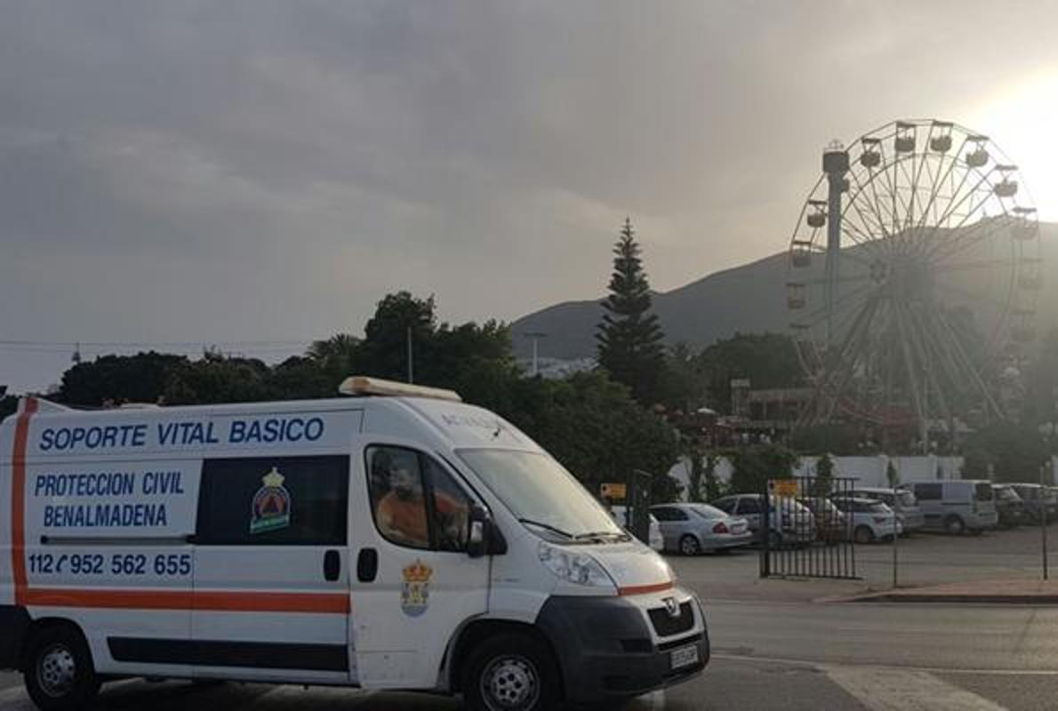 Una ambulancia, esta tarde, ante la entrada del Tívoli World