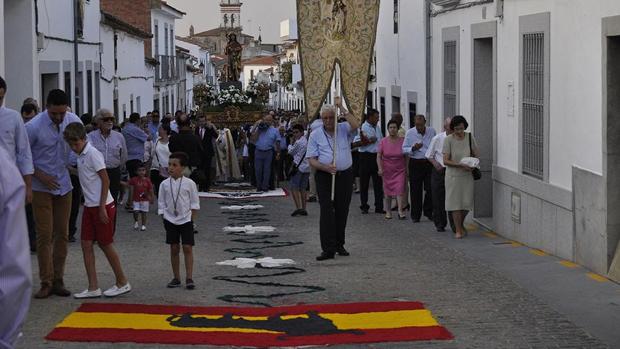 Alfombras de sal al paso de San Roque en Dos Torres