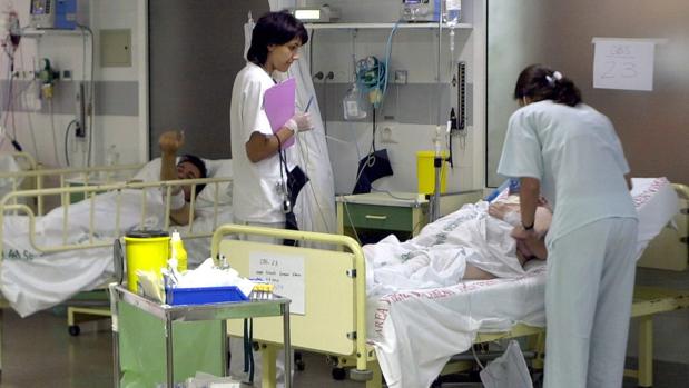 Dos doctoras atienden en la sala de observación del Hospital Virgen del Rocío de Sevilla