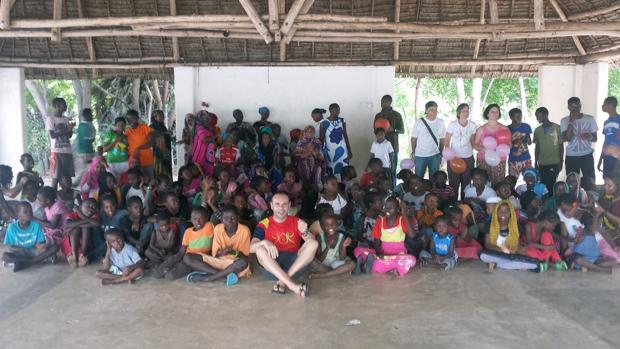 Voluntarios de Infancia Solidaria, junto con niños de Kenia