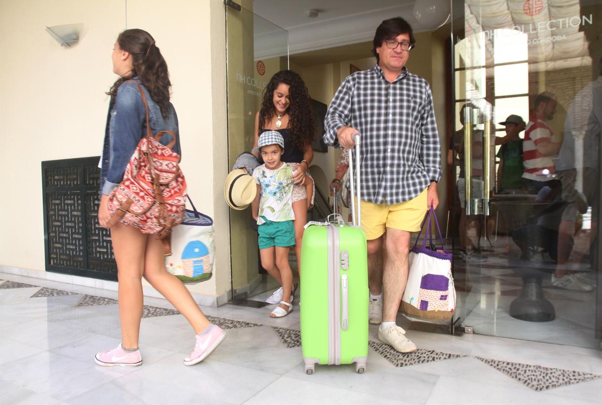 Turistas saliendo de un hotel en Córdoba