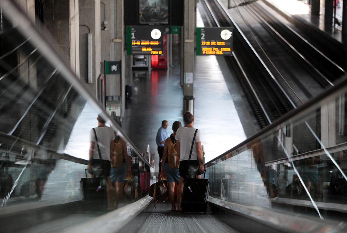 Una pareja de jóvenes se dispone a tomar un AVE en la estación de Córdoba