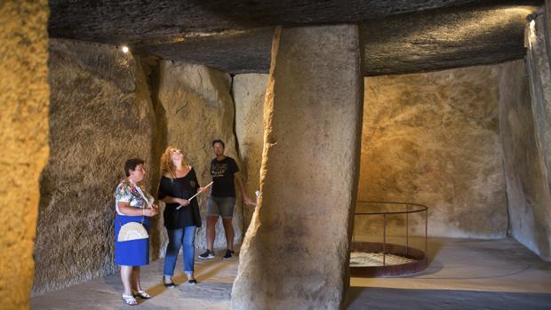 Unos visitantes en el interior de los dólmenes