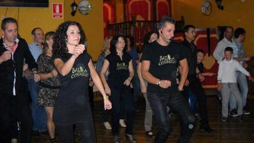 Alumnos y profesores durante disfrutan del baile durante una clase